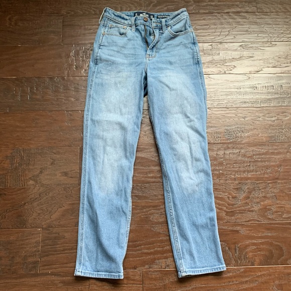 Hollister Ultra high rise mom jeans - Picture 1 of 8